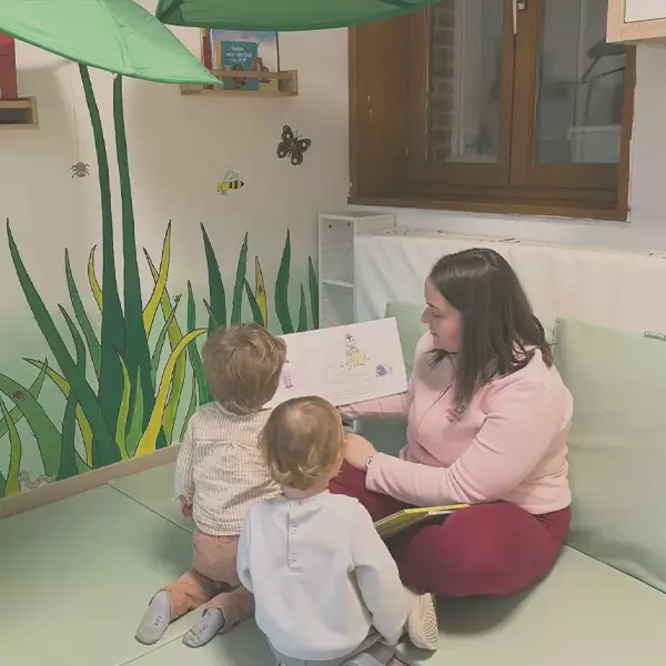 Lecture d'une histoire à la micro crèche de Gommegnies
