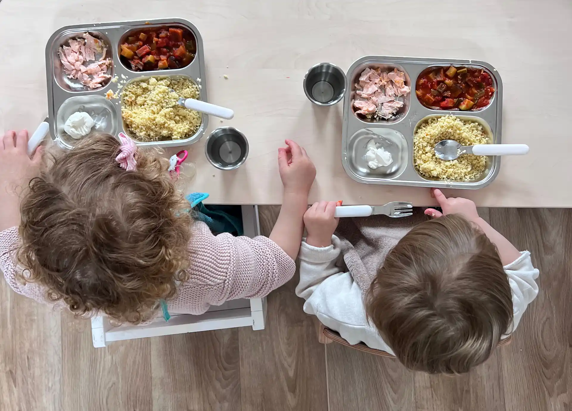 photo de deux enfants qui mange un repas équilibré à la micro-crèche "Au jardin des p'tits gourmets"
