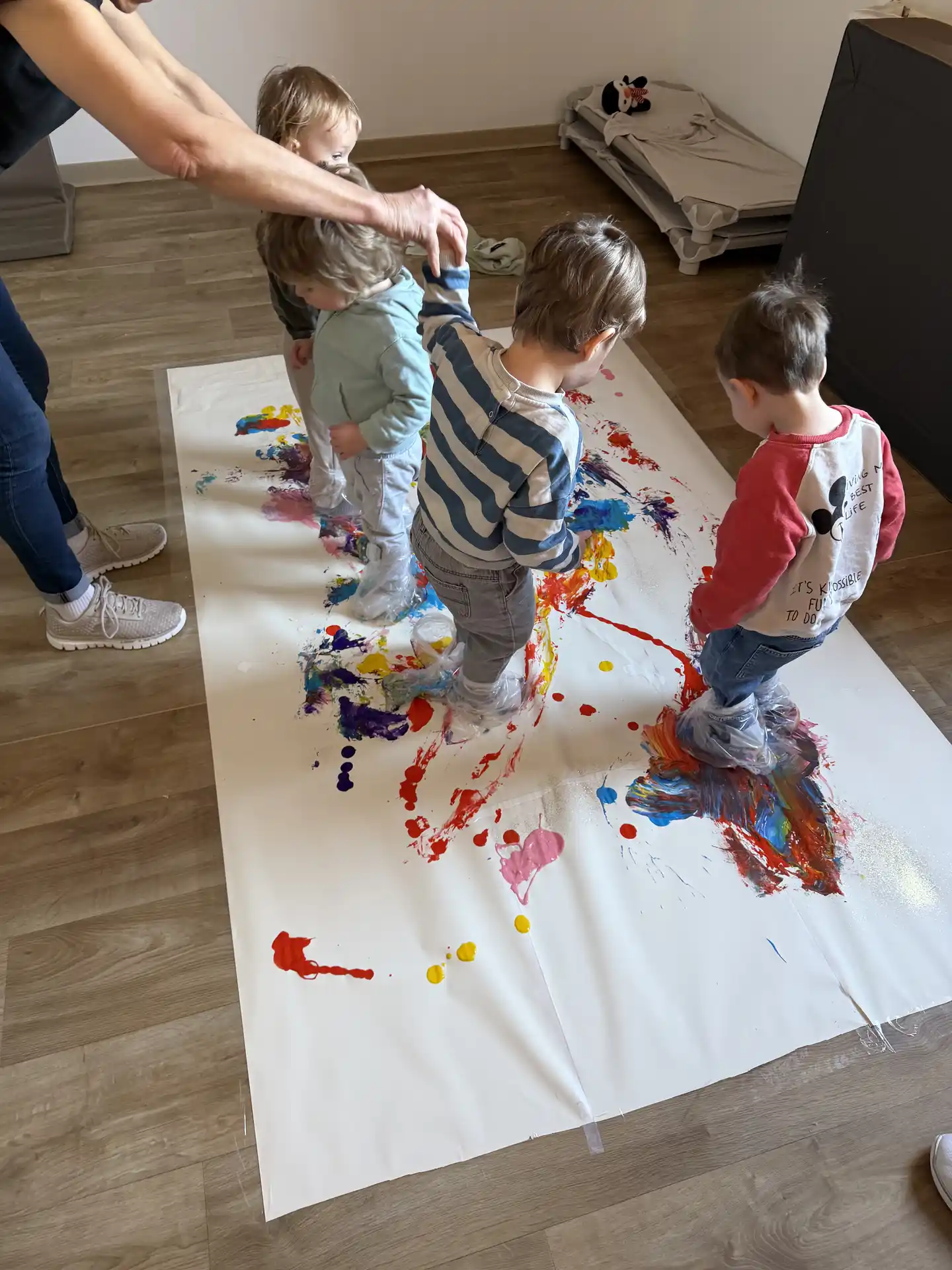 Enfants faisant une activité de peinture