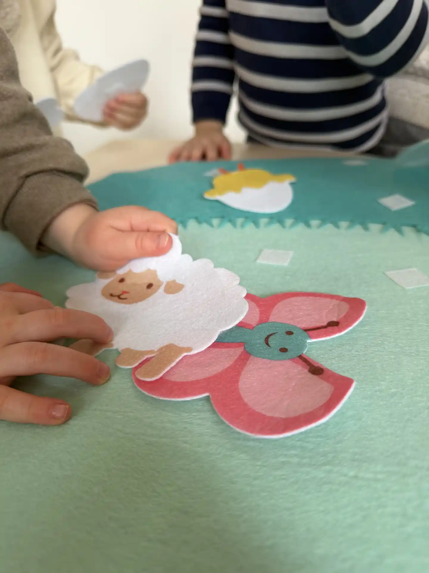 Deux enfants jouant à un jeu